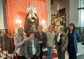 Pasrte de la Junta de Gobierno de la Hermandad de la Virgen de los Dolores junto a la imagen