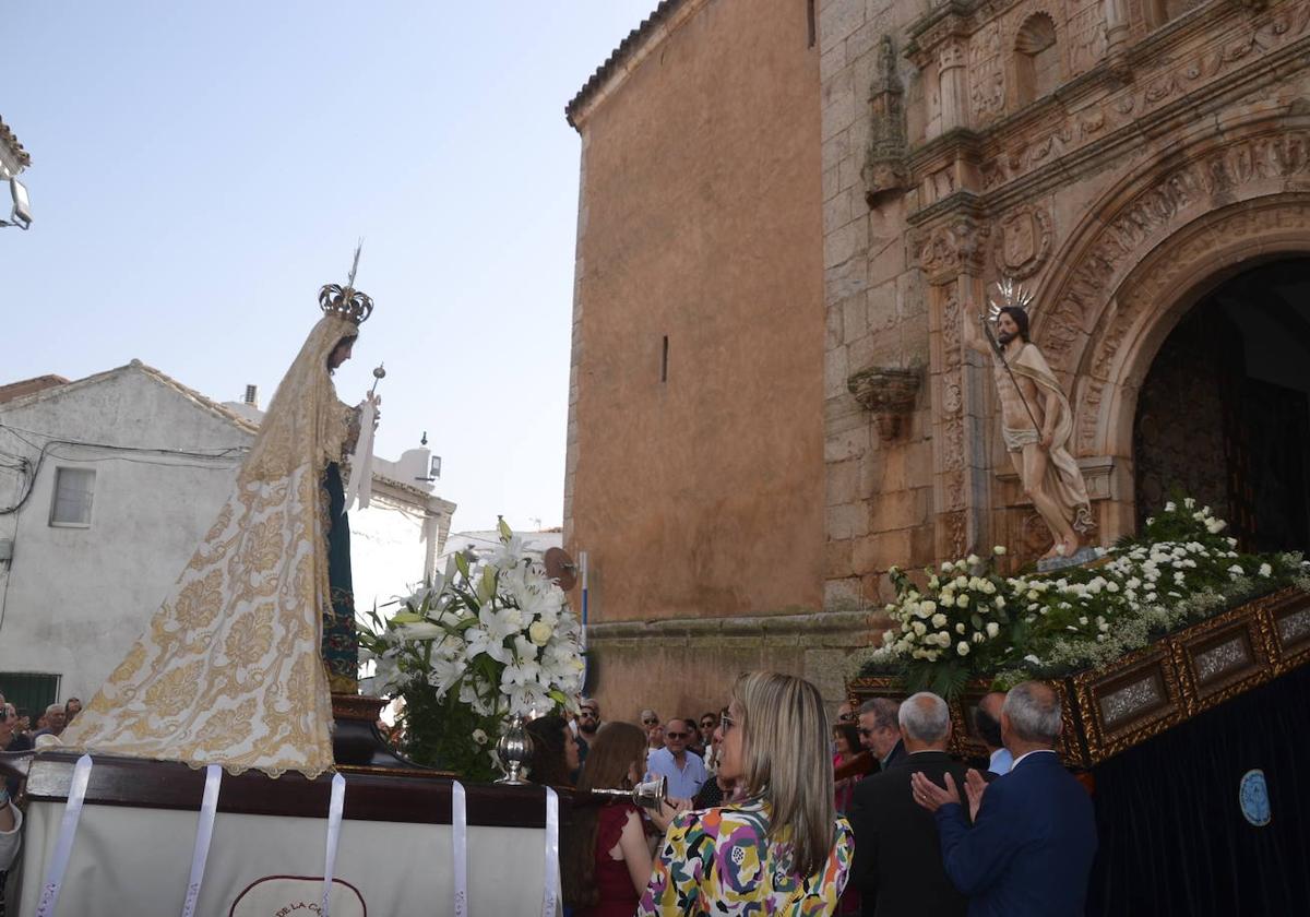 El encuentro de las imágenes de la Virgen y el Cristo en la Puerta del Perdón