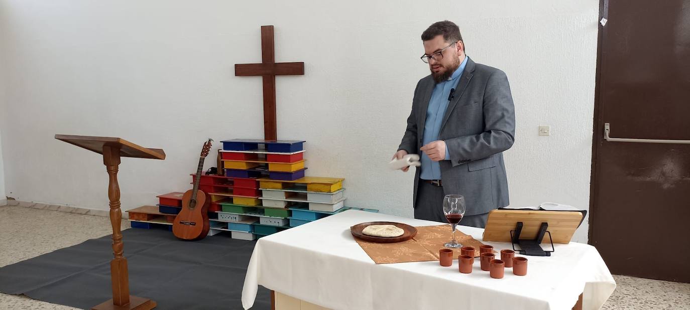 El pastor Samuel Alonso en un momento de la celebración