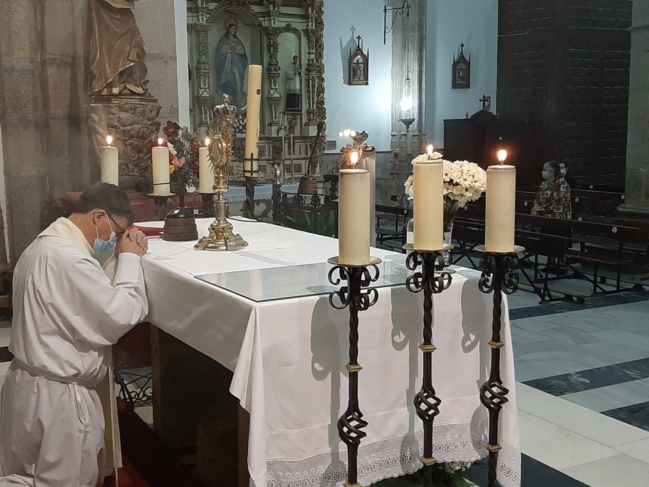 Don Leonardo ´practica de manera conínua la oración