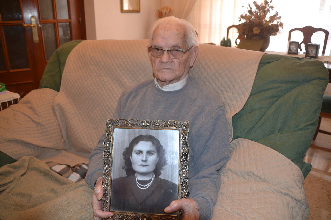 Sosteniendo el retrato de su mujer, María