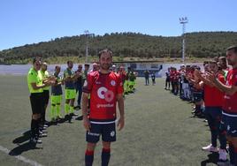 Pasillo de honor para un gran futbolista