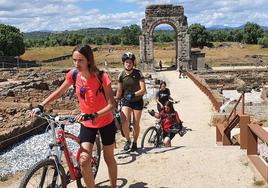 Al fondo el árco de Cáparra