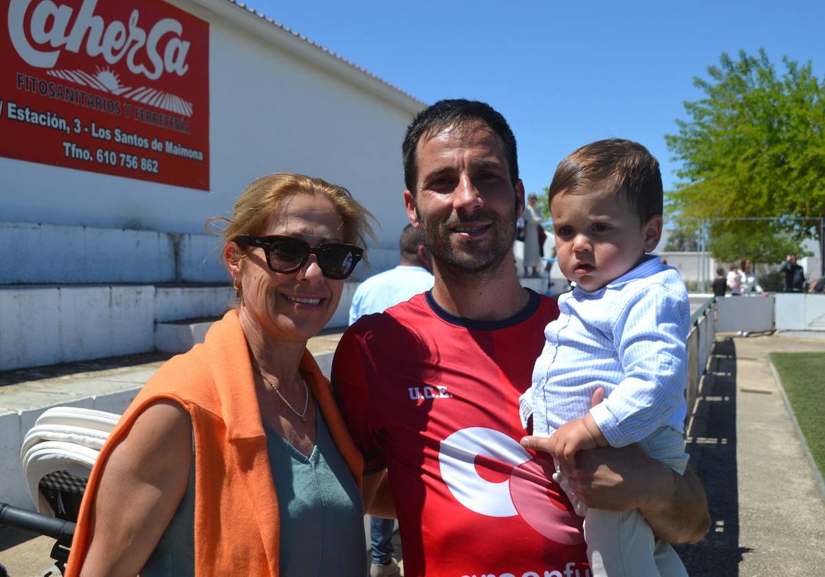 Juanito de la Cruz, junto a su madres y el pequeño Leo