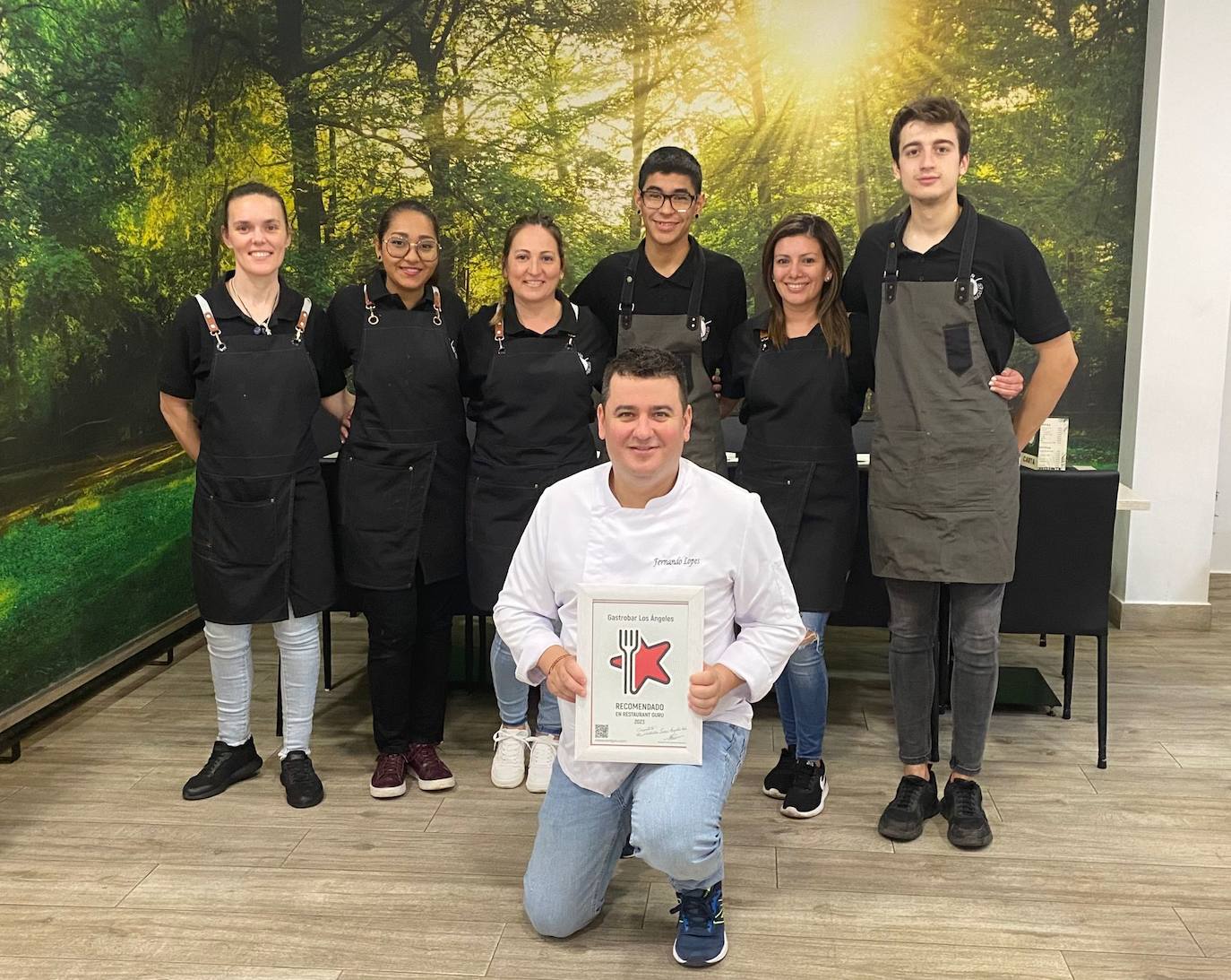 Fernanado y la plantilla de camareros y cocineros con el premio recibido