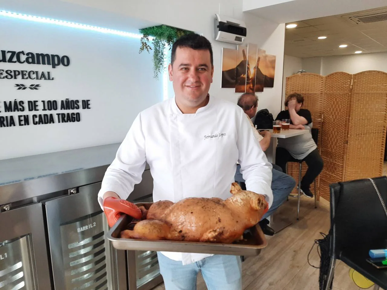 Fernando Lopes, con el cochinillo que acaba de cocinar
