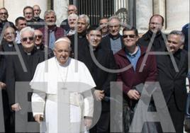 Don Leonado junto al Papa, a la derecha de la foto con jersey burdeos.