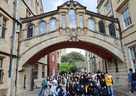 Alumnos bajo el Puente de los Suspiros en Oxford