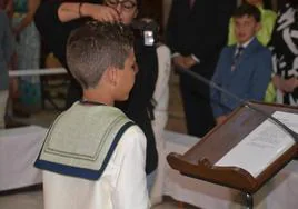 Un niño durante la ceremonia de las Primeras Comuniones