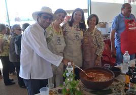 El cura Orlando, probando un gazpacho