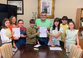 Alumnos del Juan Blnco durante la entrevista con el alcalde