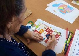 Mayores durante las actividades para promover la cultura del reciclaje