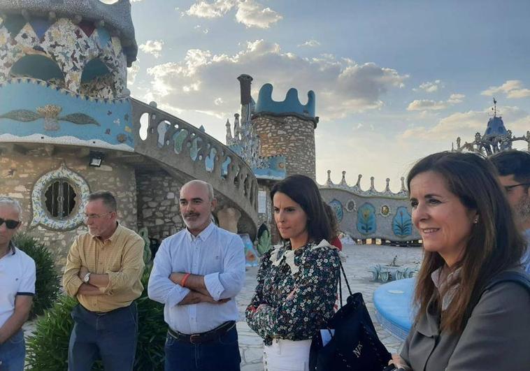 La Consejera de Turismo visita el Capricho de Cotrina y asistió después a un acto sectorial