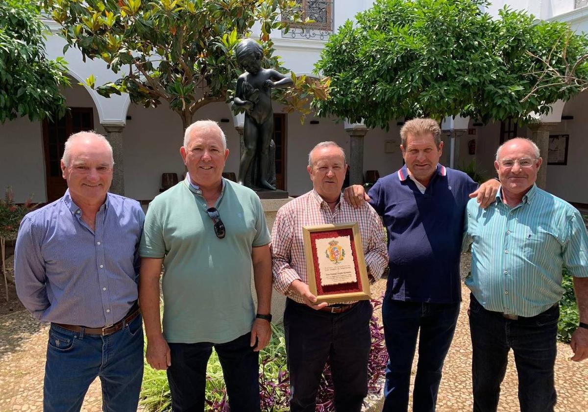 El homenajeado, junto a otrtos compañeros empleados municipales que acudieron a la celebración