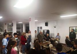 Un momento del encuentro dentro del hogar