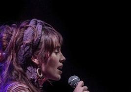 Lola Santiago cantando en una de sus actuaciones
