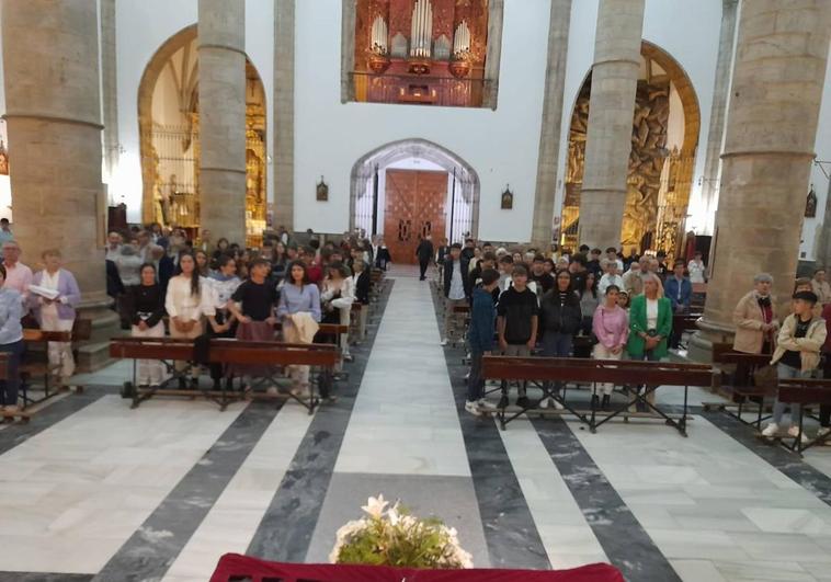 Los jóvenes asistieron a la vigilia de Pentecostés en la Parroquia de Los Santos