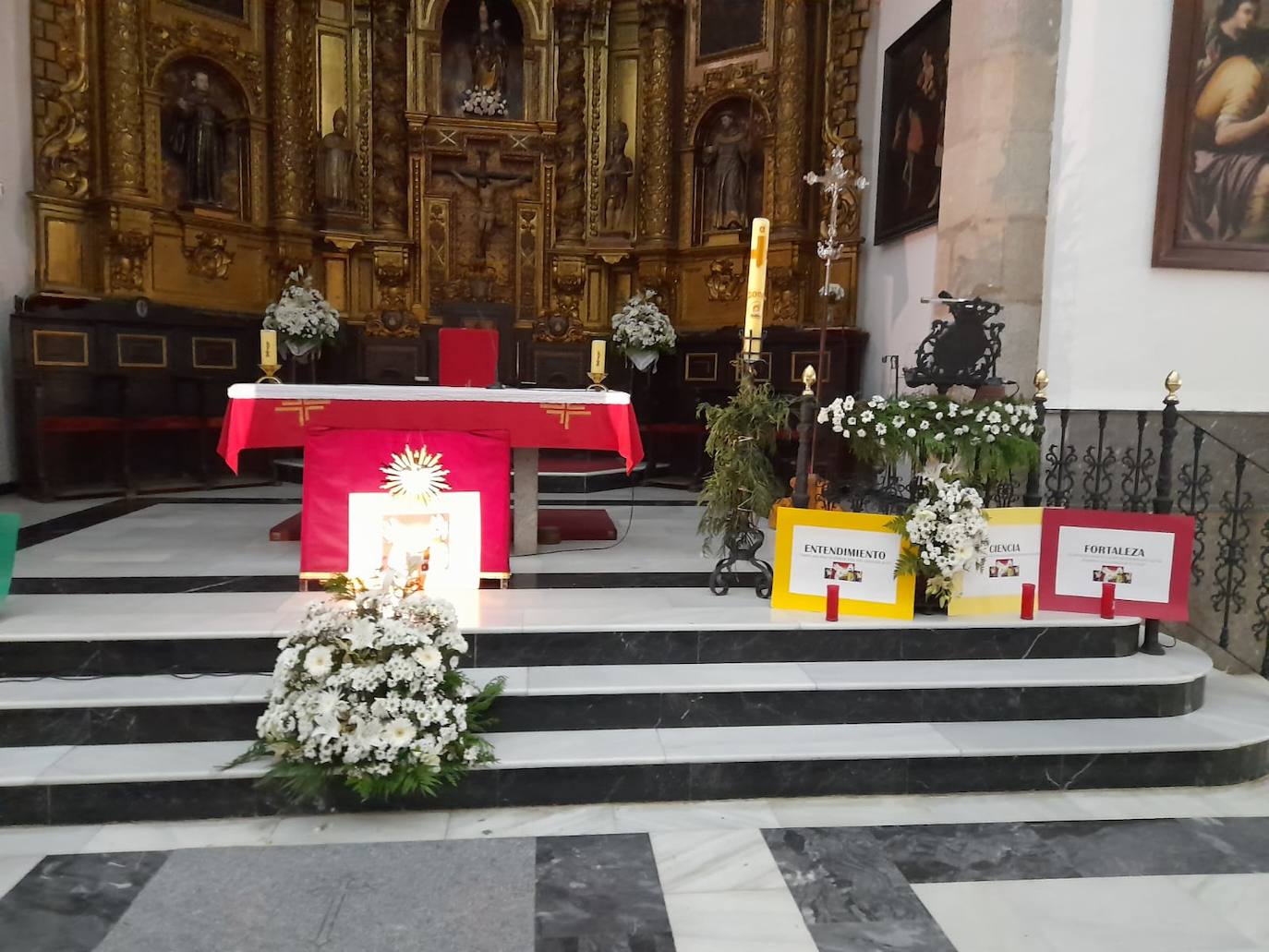 Los dones del Espíritu Santo, junto al altar