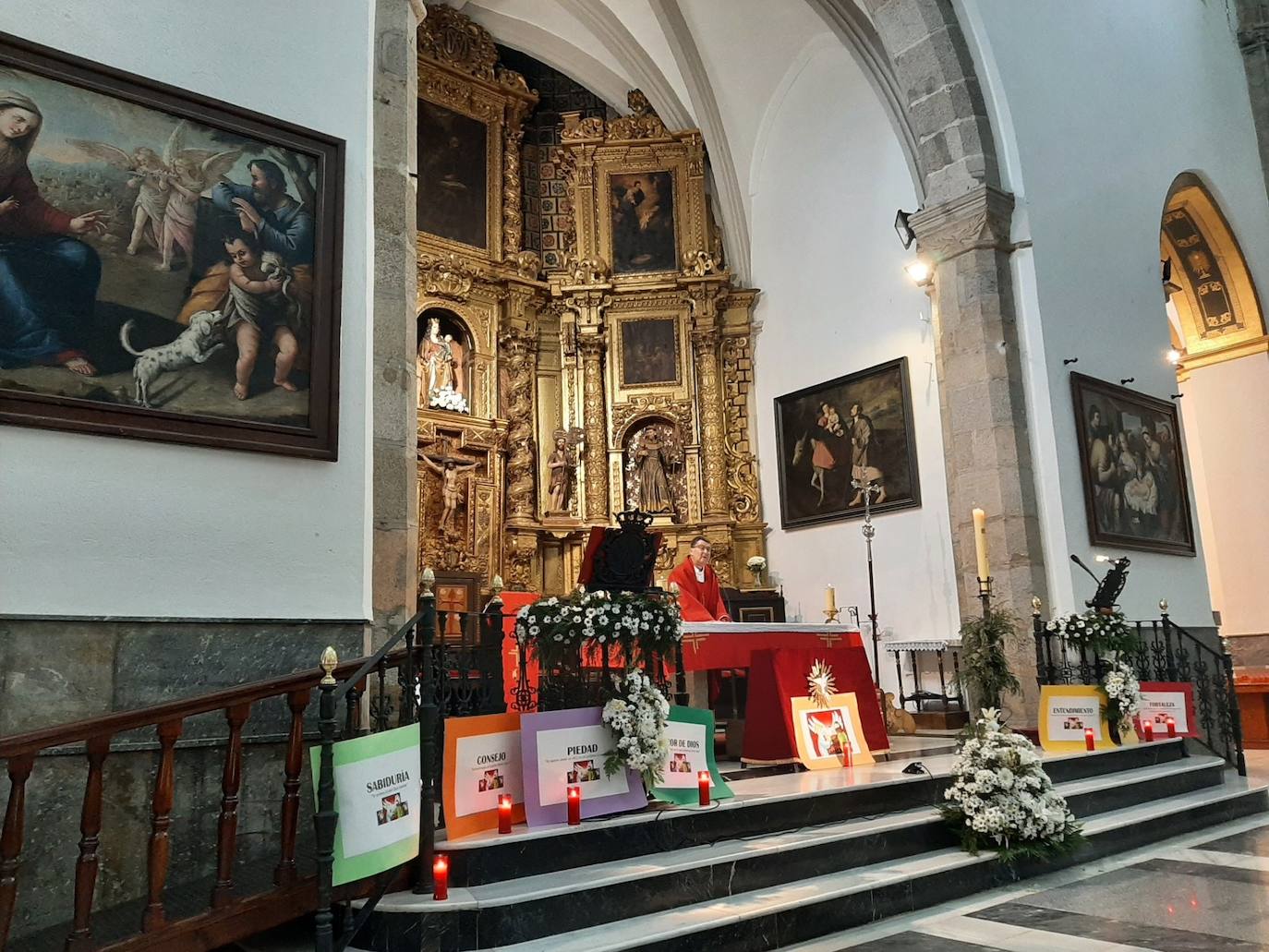 El Parroco de Los Santos en la celebración de Pentecostés
