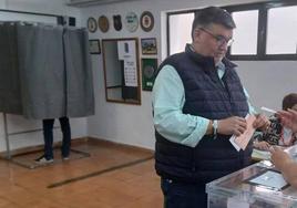 El candidato del PP, Manuel Lavado en el momento de votar en su mesa electoral