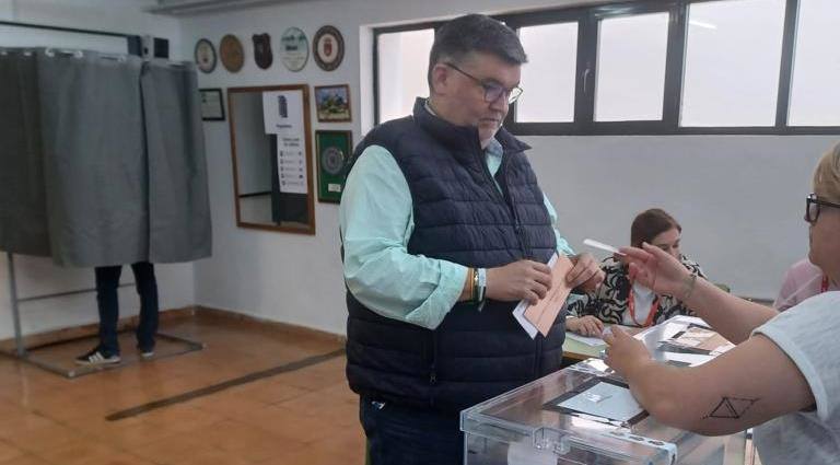 El candidato del PP, Manuel Lavado en el momento de votar en su mesa electoral