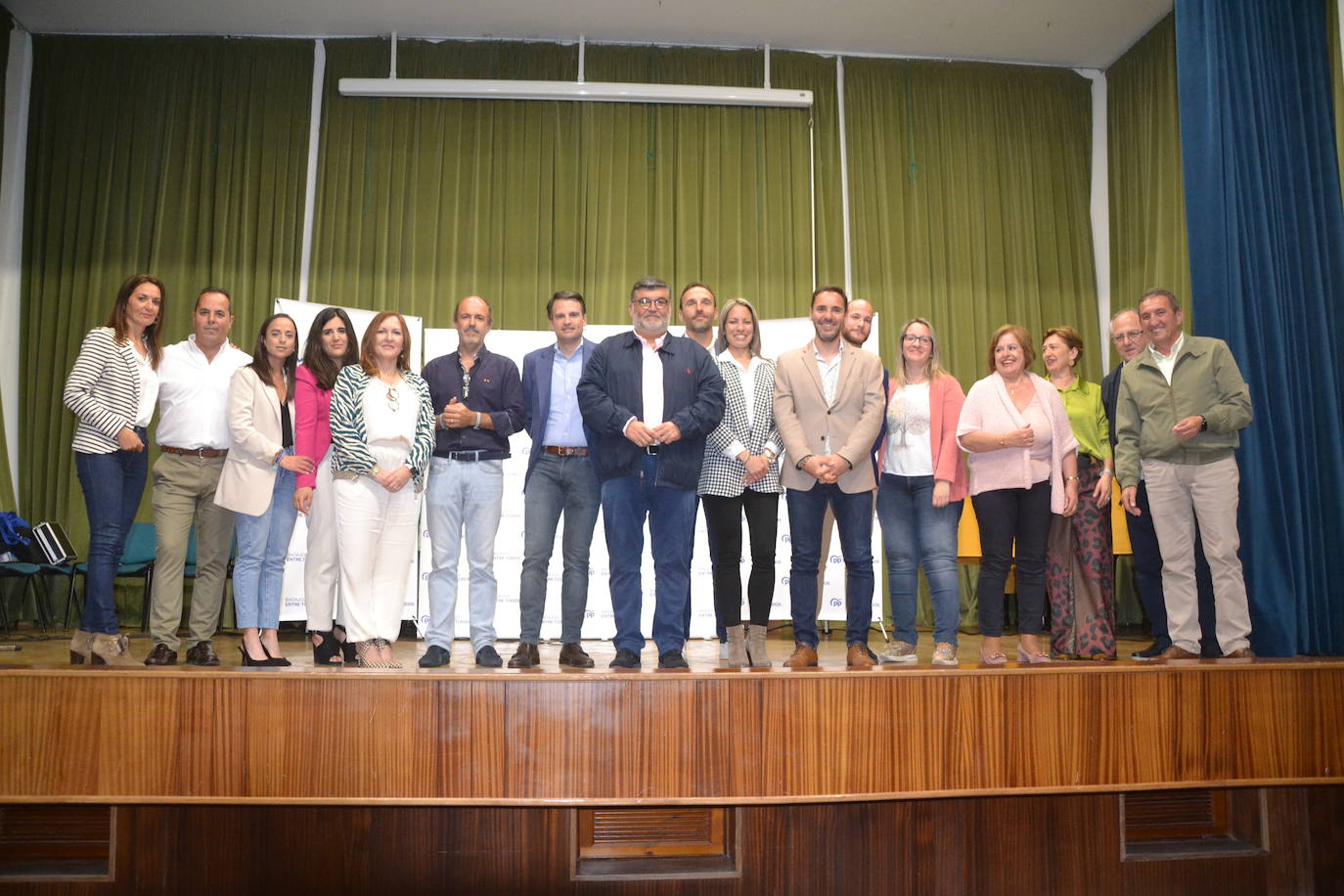 La Candidatura el día de su presentación con el secretario general del PP regional