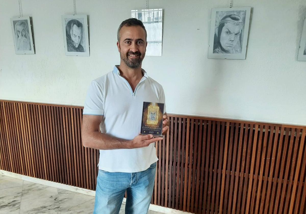 ´Angel Serrano 'Caringa' con el cartel de la semana del Corpus. Un onsequio de la organización