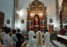 Celebración del sagrtado Corazón ante su altar