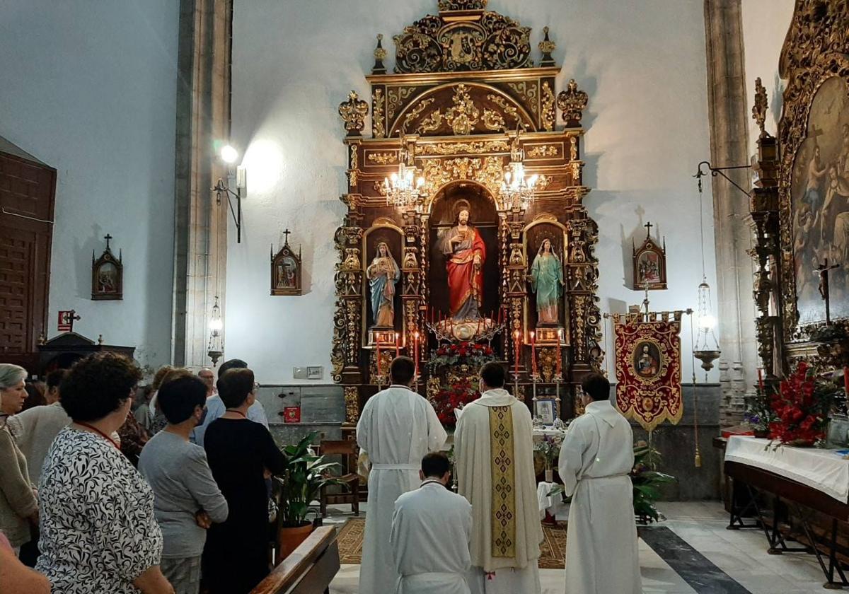 Celebración del sagrtado Corazón ante su altar