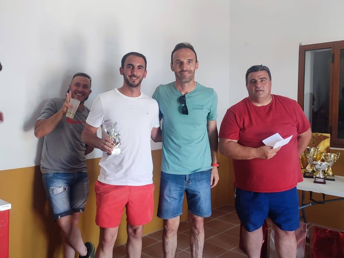 Entrega de trofeos por parte del Concejal de Deportes, Sabino Sánchez y Pedro Aguilar
