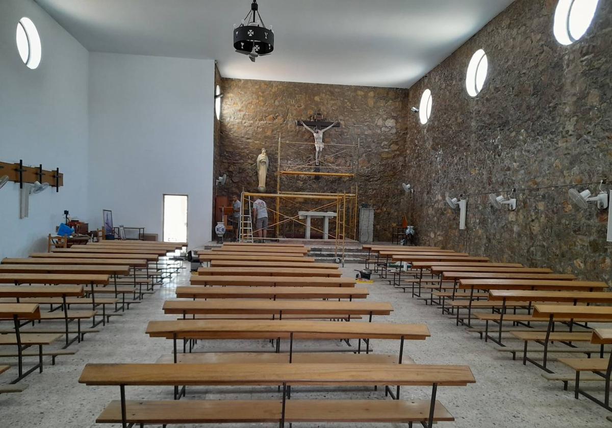 Ya está montado el altar en la Iglesia del Santo Ángel con el Cristo de la Sangre en su nueva cruz