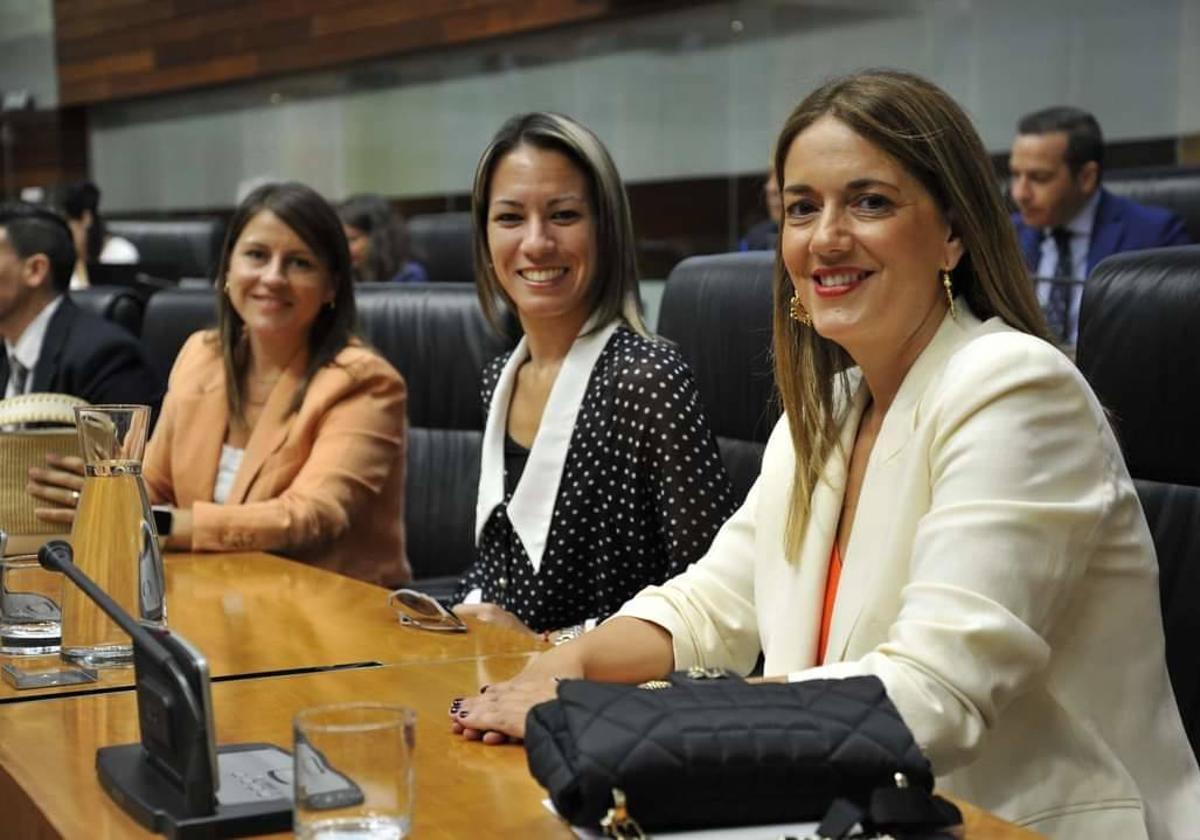 Isa ocupando su escaño en la Asamblea de Extremadura, junto a otras dos diputadas