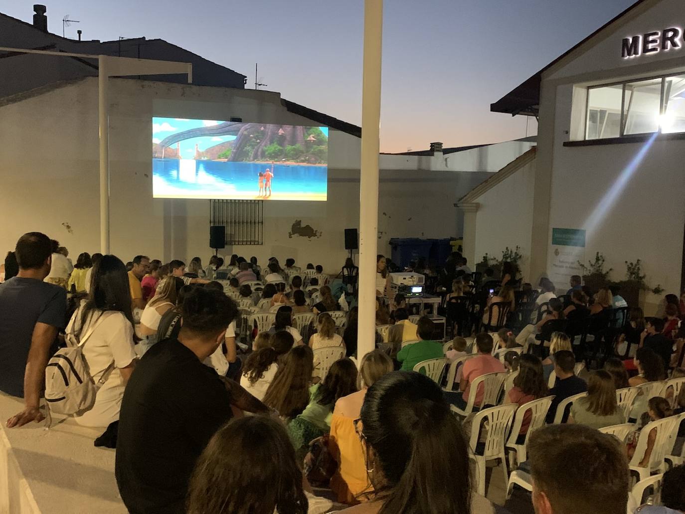Proyección en la Plaza del> Mercado