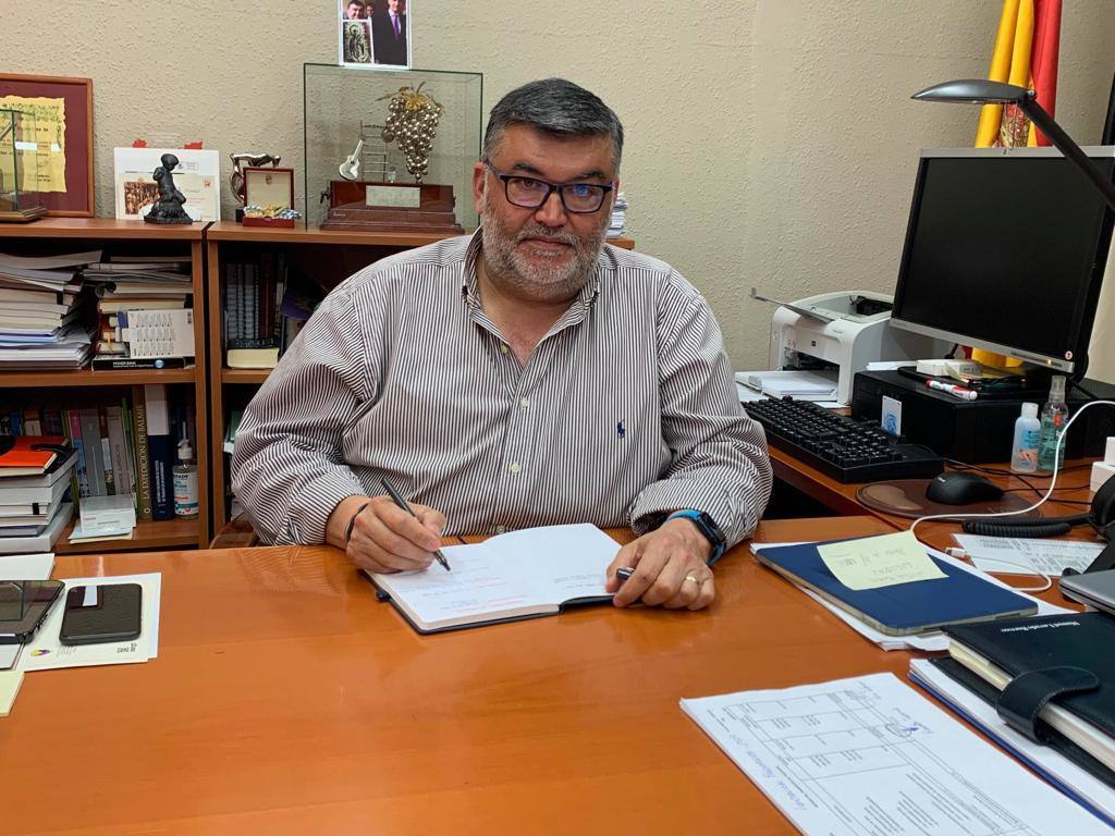 Manuel Lavado en su despacho