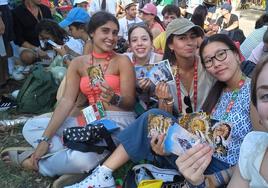 Las jovenes de Los Santos se han llevado estampas de la Virgen de la Estrella