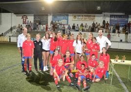 El equipo femenino de la U.C. la Estrella con su entrenador y los concejales