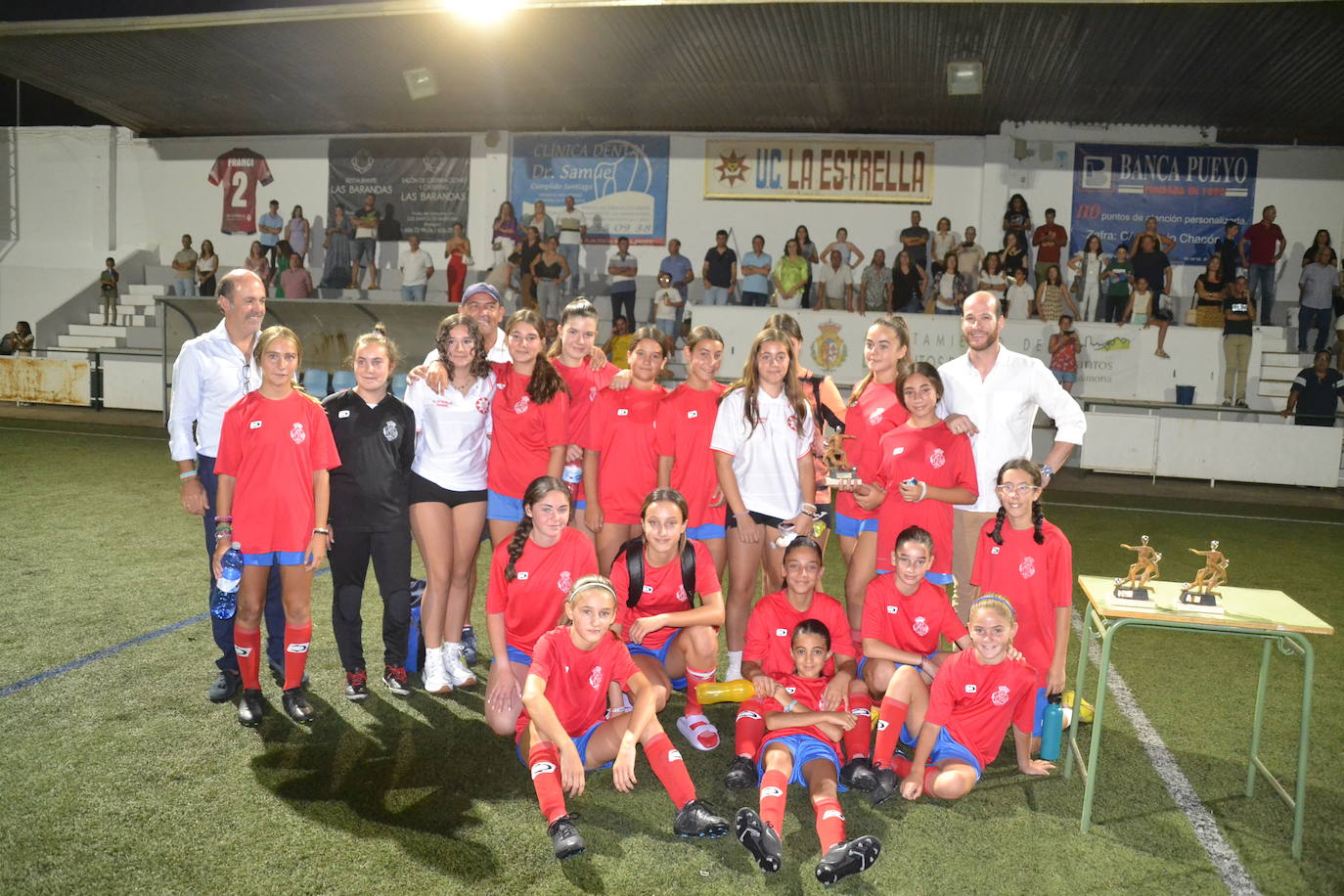 El equipo femenino de la U.C. la Estrella con su entrenador y los concejales