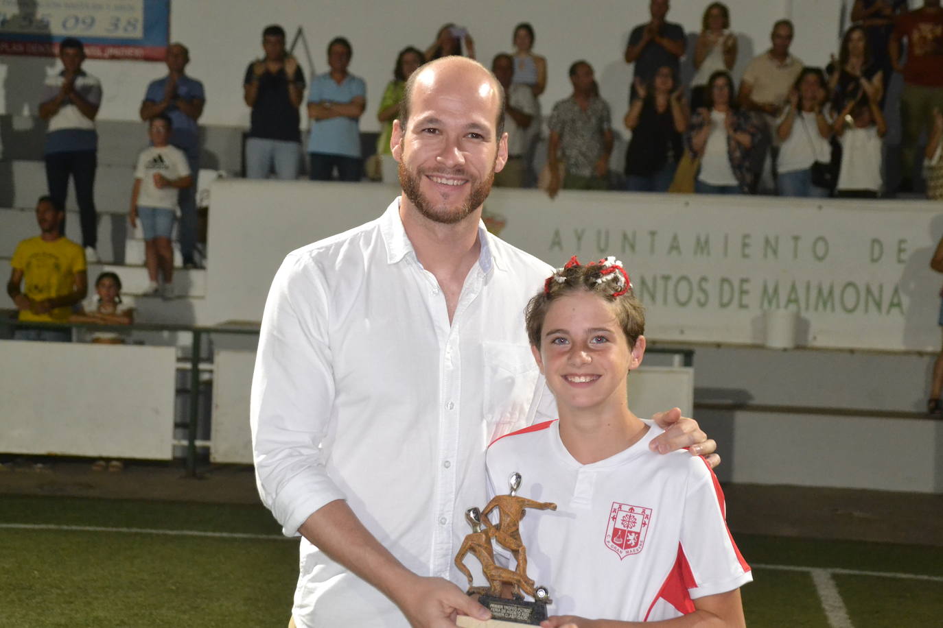 La capitana de Fuente del Maestre recoge el trofeo de equipo vencedor