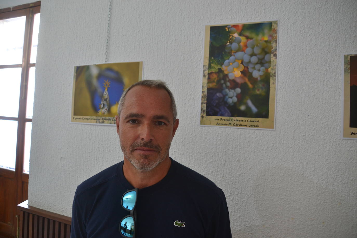 Antonio M. Cardenas junto a la foto ganadora