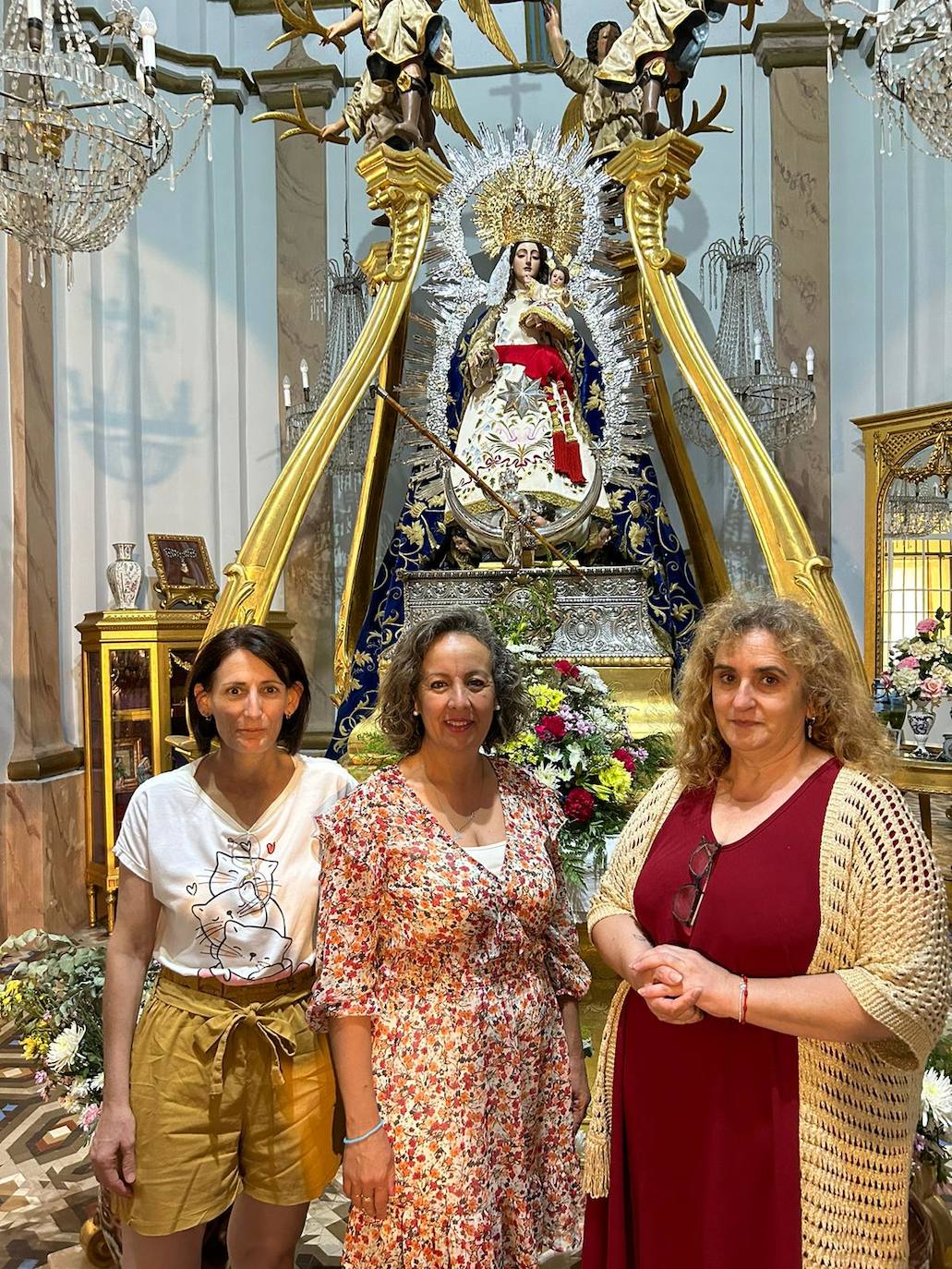 Las tres bordadoras en el camarín de la Viregn que ya luve el nuevo traje