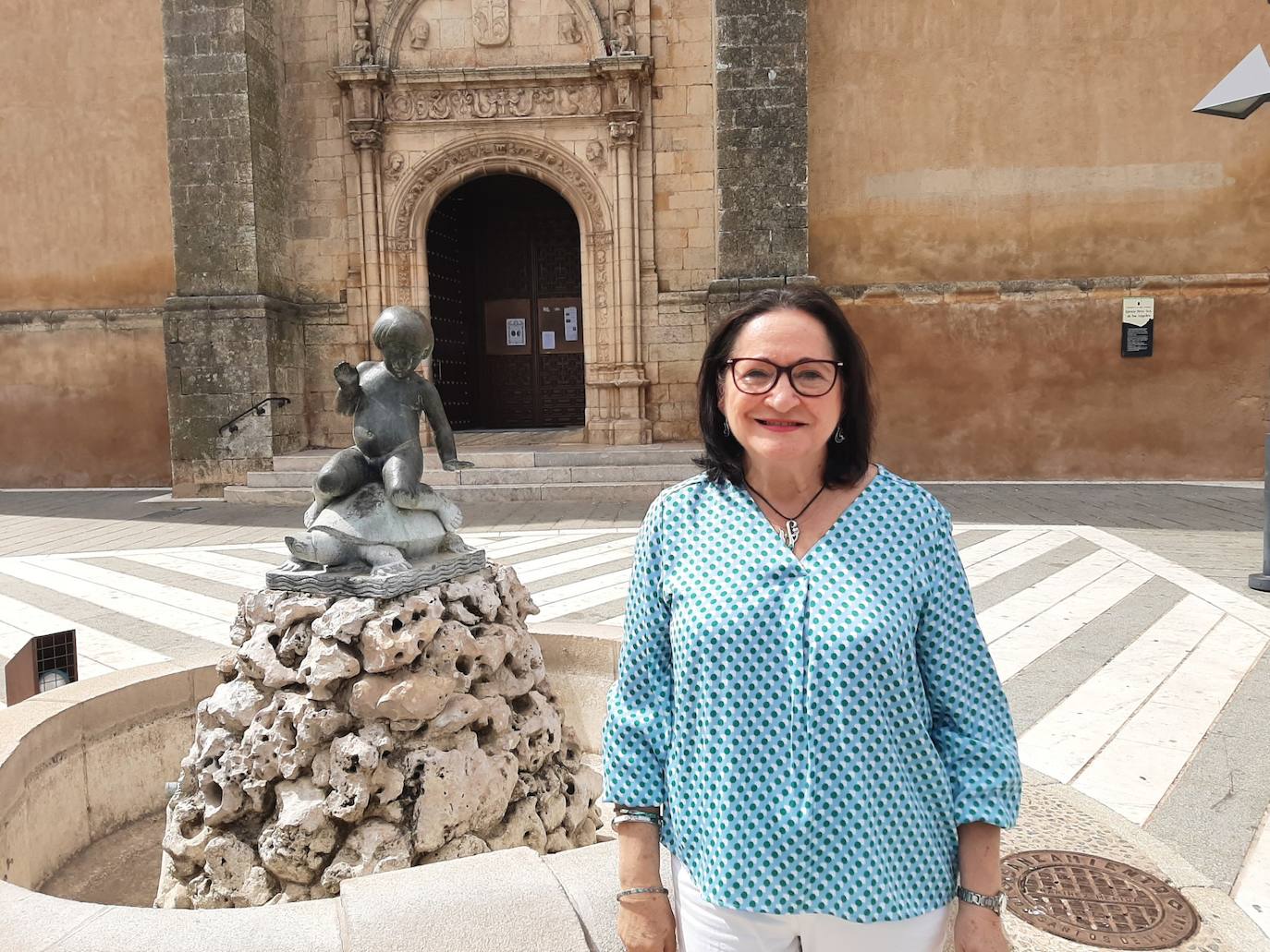 Estrella apolo junto a la Iglesia de su pueblo