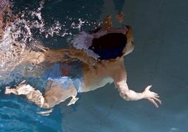 Bebé en un piscina