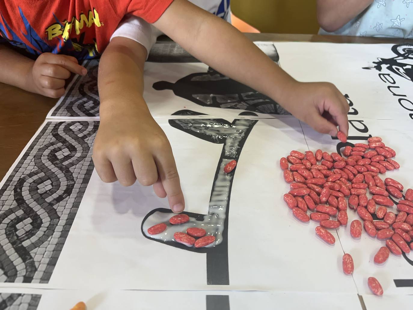 Niños realizando el moasico