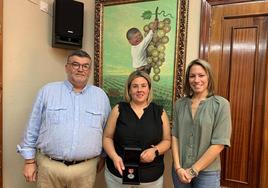 El alcalde, Manuel Lavado Barroso, la concejala y diputada de la Asamblea de Extremadura, Isabel Mª García López y Reyes Corchado