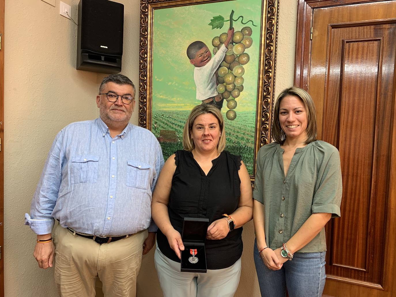 El alcalde recibe a Reyes Corchado, cuya familia recibió una de las medallas a las víctimas del terrorismo