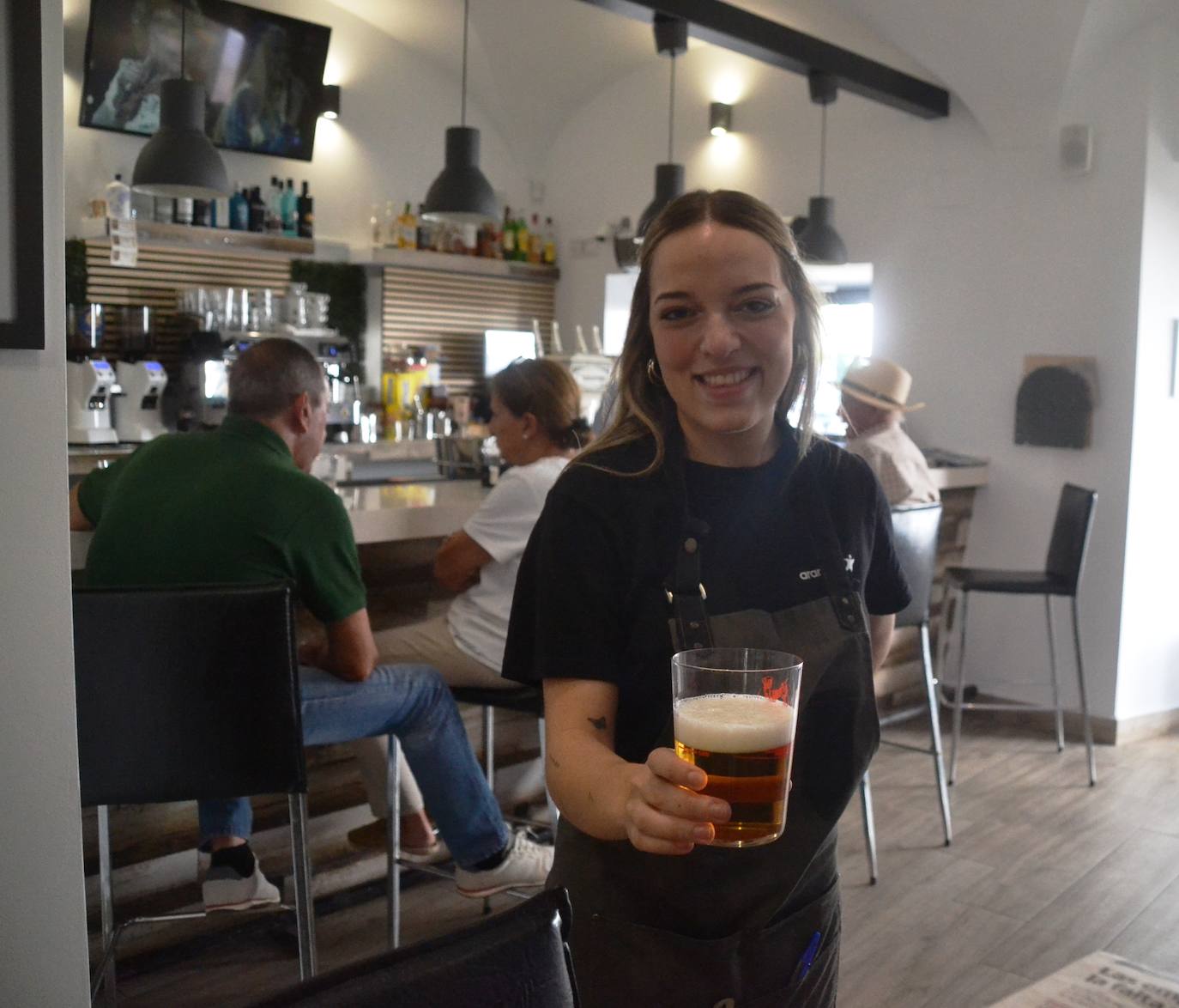 Hasta que encuentere un trabajo como Bioquímica, a Alicia no se le caen los anillo trabajando