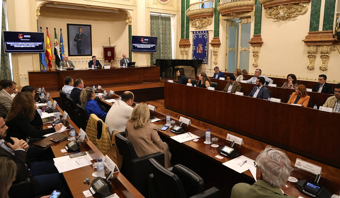 La corporación provincial aprueba 12 millones de euros para el nuevo Plan Diputación Contigo