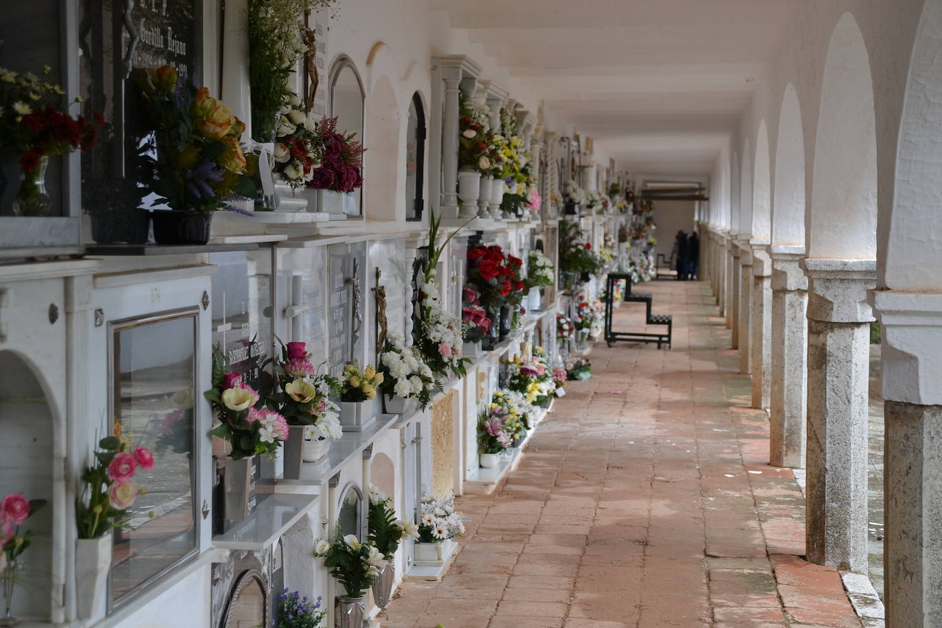 Una de las galerias del cementerio municipal