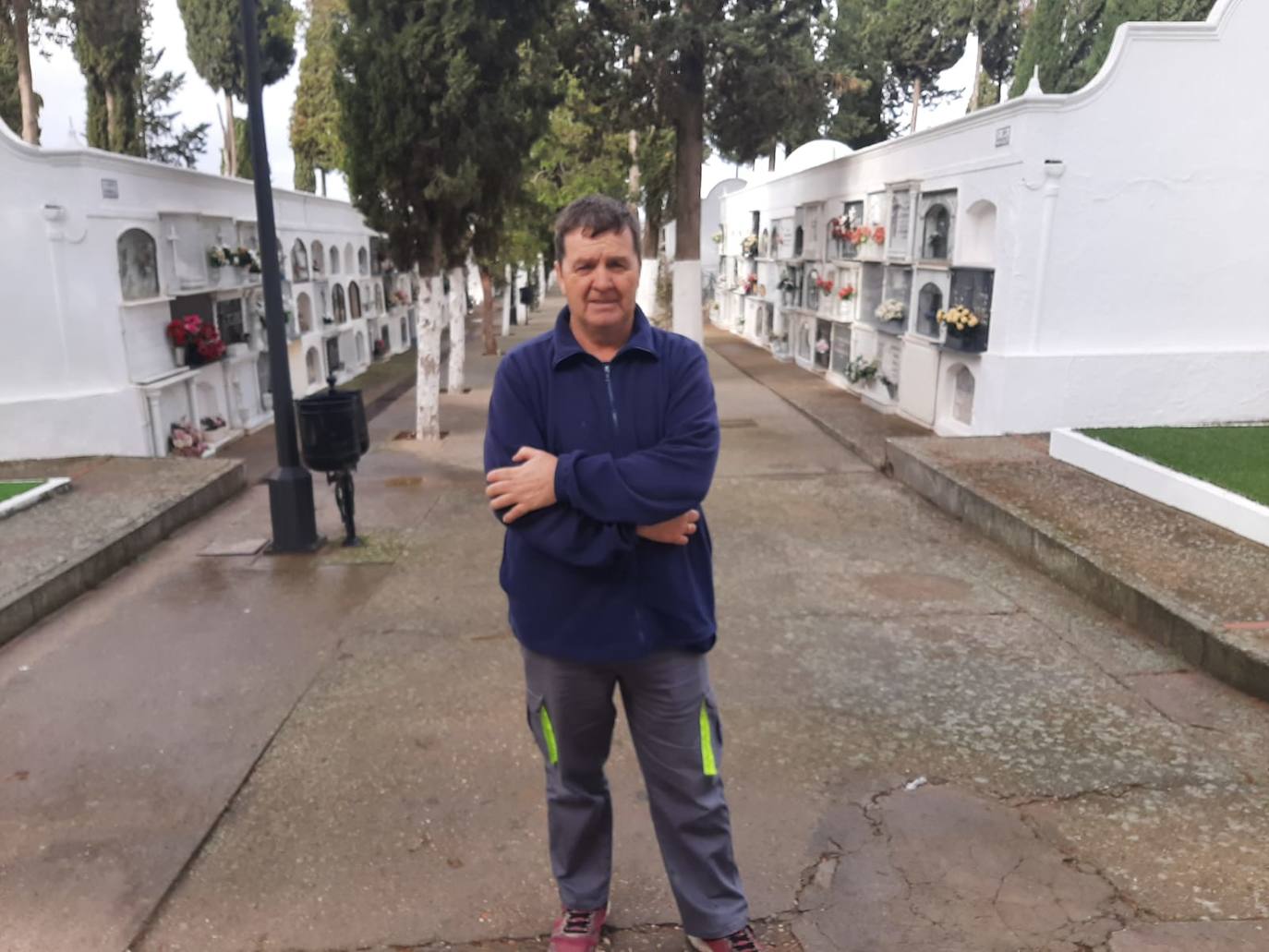 Antonio es guarda y sepulturero del Cementerio Municipal