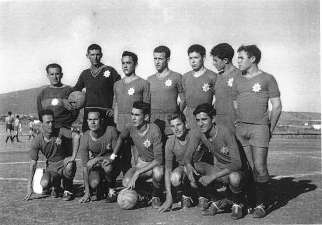 Otra alineación de la Estrella. Alcón de pié tercero por la derecha.